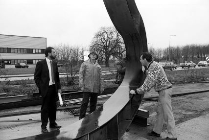 Richard Deacon with 'Let's Not be Stupid', 1990 - © Edward Woodman. All rights reserved, DACS/Artimage 2018. Photo: Edward Woodman