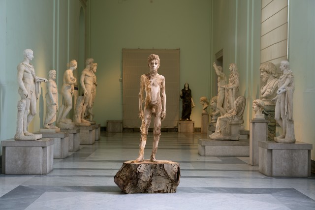 Senza titolo, 2018, legno di noce, h190cm by Aron Demetz @ MANN, Napoli