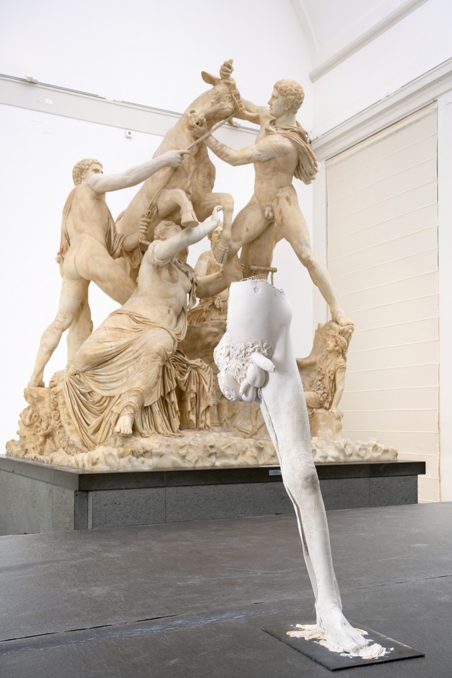 Senza titolo, gesso e ferro, veduta 115x55x40cm 2018 by Aron Demetz @ MANN, Napoli