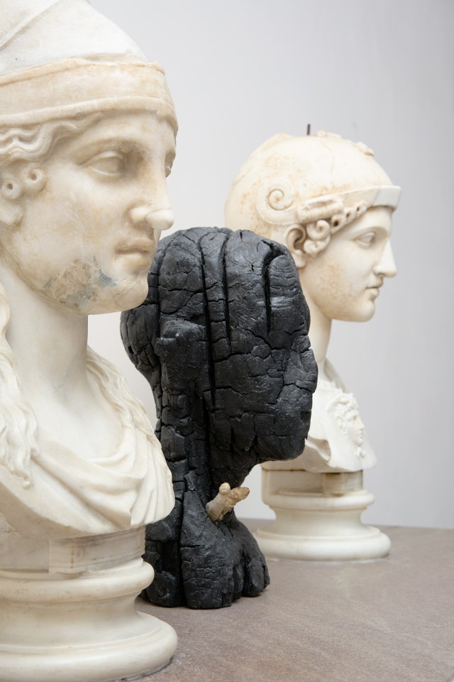 Ungeladen legno carbonizzato e silicone 35cm 2011 med by Aron Demetz @ MANN, Napoli