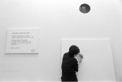 Yoko Ono, installing 'In Facing' exhibition at Riverside Studios, 1990 - © Edward Woodman. All rights reserved, DACS-Artimage 2018. Photo Edward Woodman