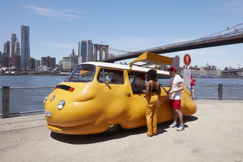 Erwin Wurm, Hotdog Bus, New York City