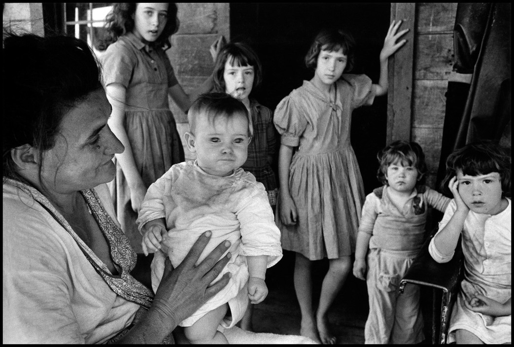 USA. Walker, Kentucky. 1965. A poor mother and her children.