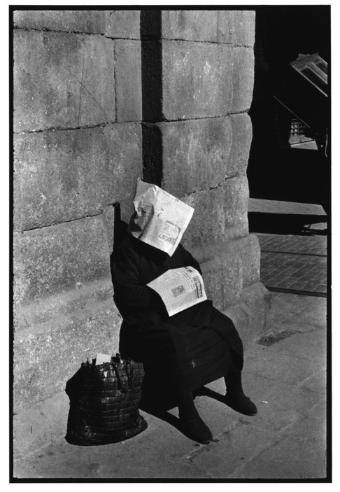 SPAIN. Madrid. 1955. Plaza Mayor. Siesta of the lottery vendor.