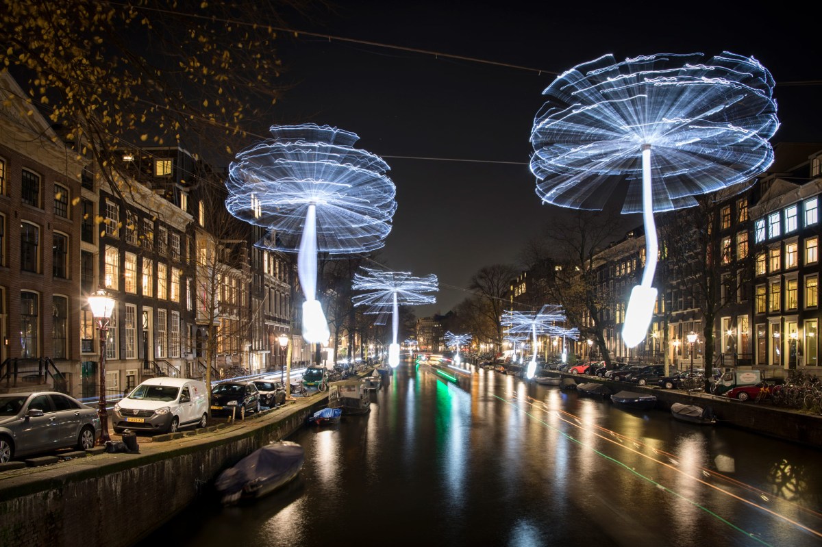 OGE Group, “Light a Wish,” Amsterdam Light Festival 2018, all images © Janus van den Eijnden