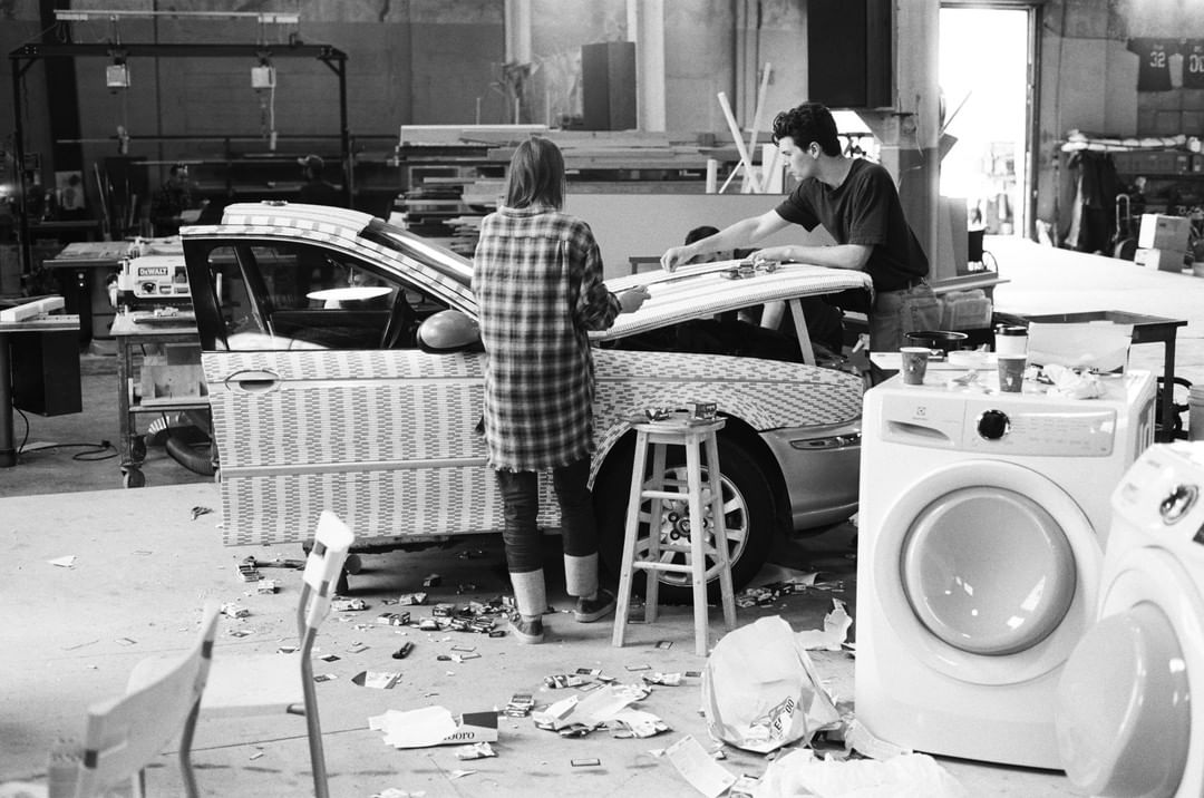 Gli scarti delle confezioni di Marlboro Reds sul pavimento dello studio di Matthew Barney a Long Island City, dove Sarah Lucas ha preparato il suo lavoro "This Jaguar's Going to Heaven" per "Au Naturel" in vista fino al 20 gennaio 2019. Le sigarette sono apparse frequentemente nel lavoro di Lucas dagli anni '90, servendo sia come promemoria della mortalità sia come riflessione sul comportamento autodistruttivo. Via New Museum, New York Foto di Ari Marcopoulos Clicca per maggiori informazioni sulla mostra: https://www.newmuseum.org/exhibitions/view/sarah-lucas