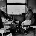 Una coppia di ritorno da Dacha, sul treno tra Lomonosov e Leningrado, 1989. Morath visitò per la prima volta la Russia con Miller, sotto la perestroika, viaggiando in treno da Dusseldorf a Mosca perché, disse, “Volevo sentire la vastità che separa l’est dall’ovest ‘. Fotografia: Inge Morath / Magnum Photos