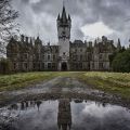 Castello di Miranda in Belgio – Chateau Noisy è un bellissimo castello che si trova nelle terre aperte del Belgio. Versa in uno stato di forte abbandono e degrado,ma,i proprietari si rifiutano di vendere