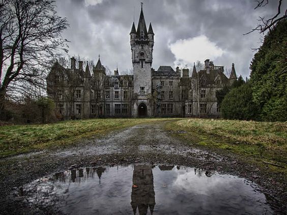Castello di Miranda in Belgio - Chateau Noisy è un bellissimo castello che si trova nelle terre aperte del Belgio. Versa in uno stato di forte abbandono e degrado,ma,i proprietari si rifiutano di vendere