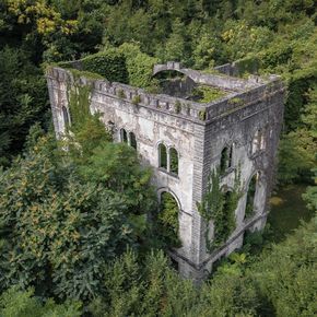 Centrale idroelettrica abbandonata, costruita nel 1904