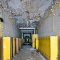 Corridoio di una scuola abbandonato