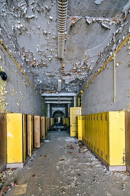 Corridoio di una scuola abbandonato