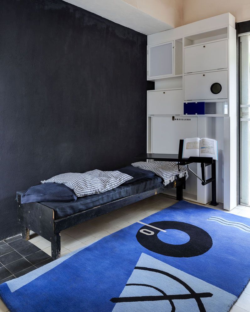 E-1027 - Il tappeto Blue Marine Rug, ora prodotto da Classicon. Il comodino con braccio estensibile è fatto su misura per la casa