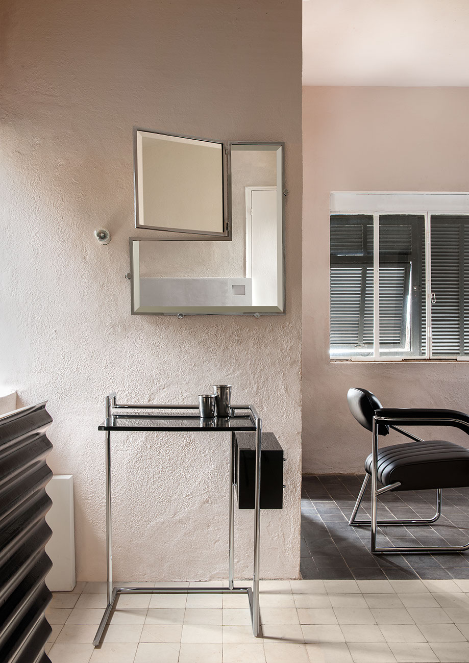 E-1027 - La Petite Coiffeuse e lo specchio Castellar, prodotti da Classicon