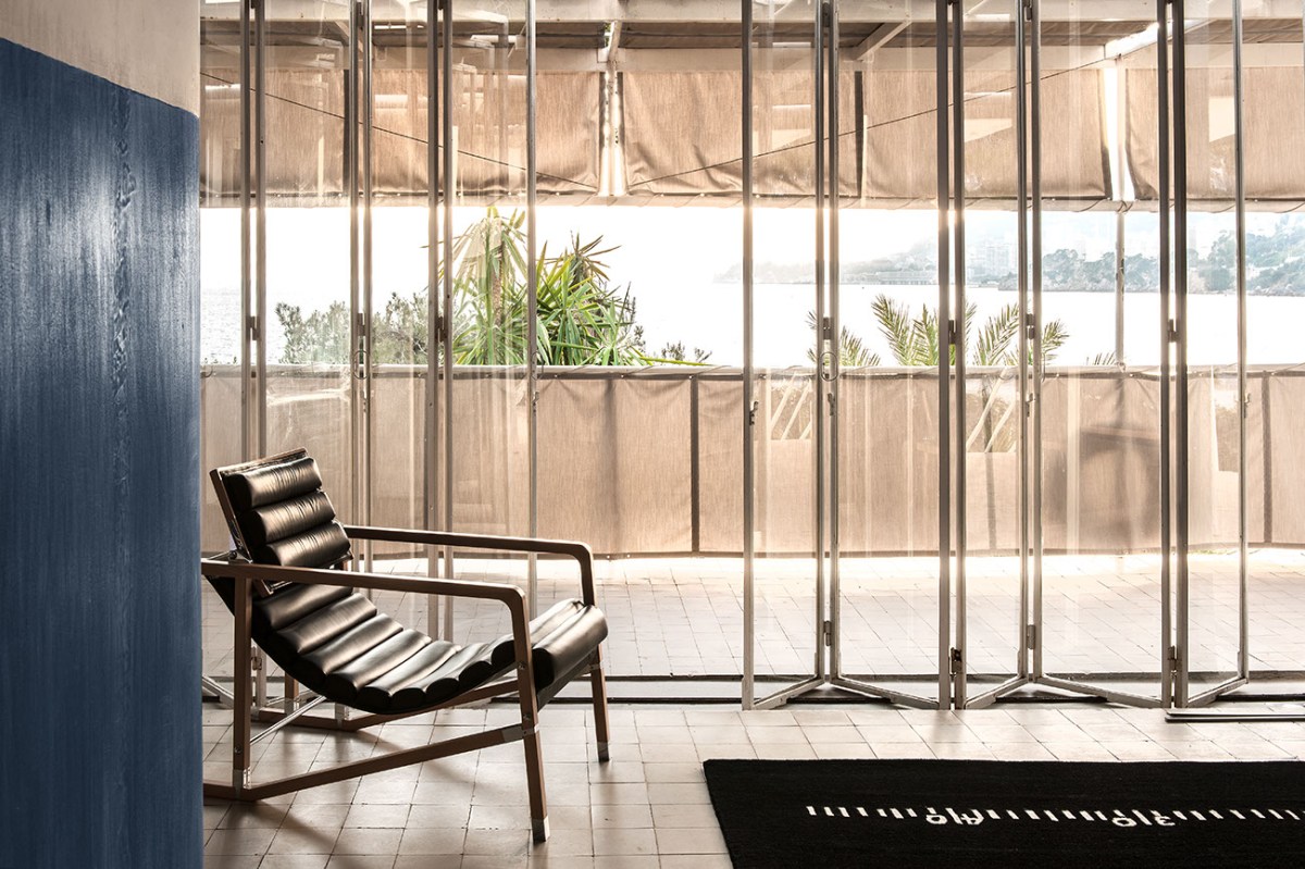 E-1027. Le grandi porte a vetri con vista mare. La poltroncina Transat e il tappeto Black Board sono prodotti da Aram