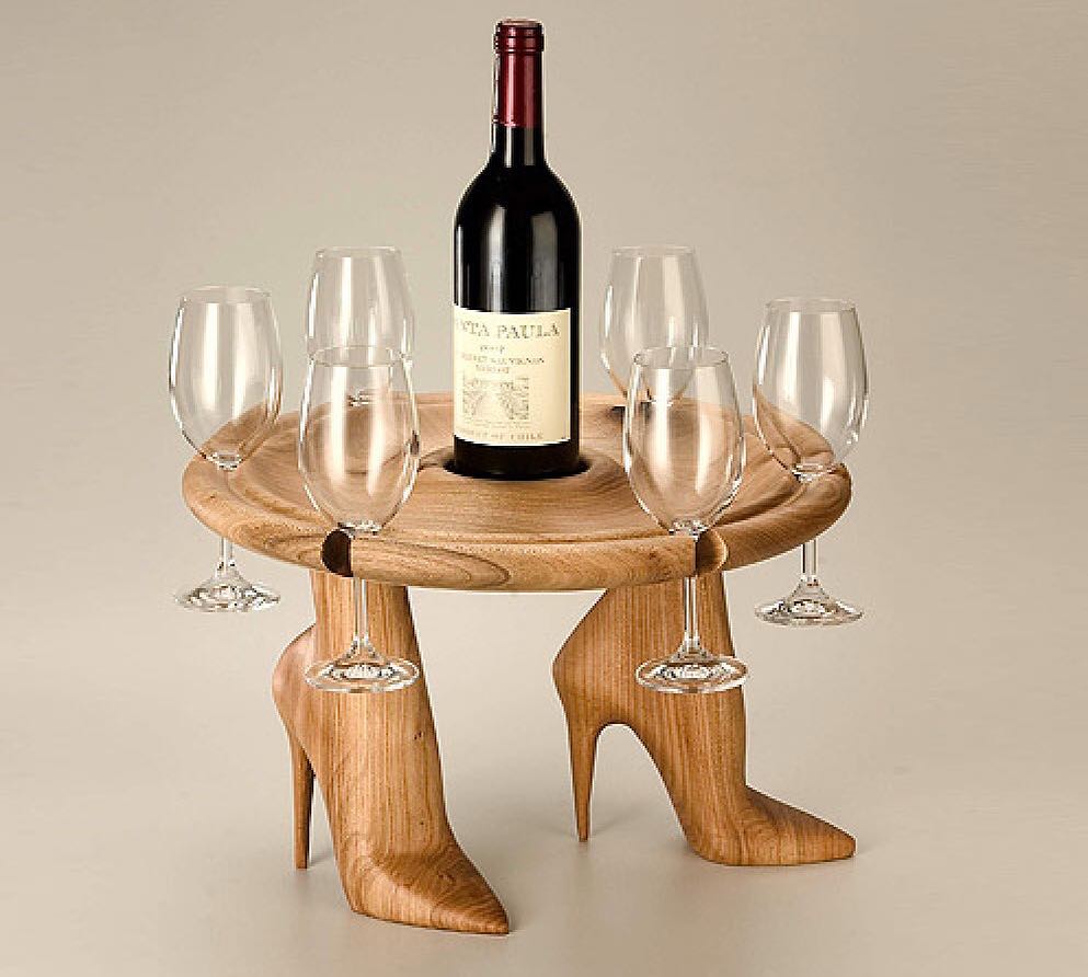 Tavolino con le scarpe