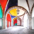 Installazione di Daniel Buren a Las Cabañas, Messico. Fotografia di Candida Höfer