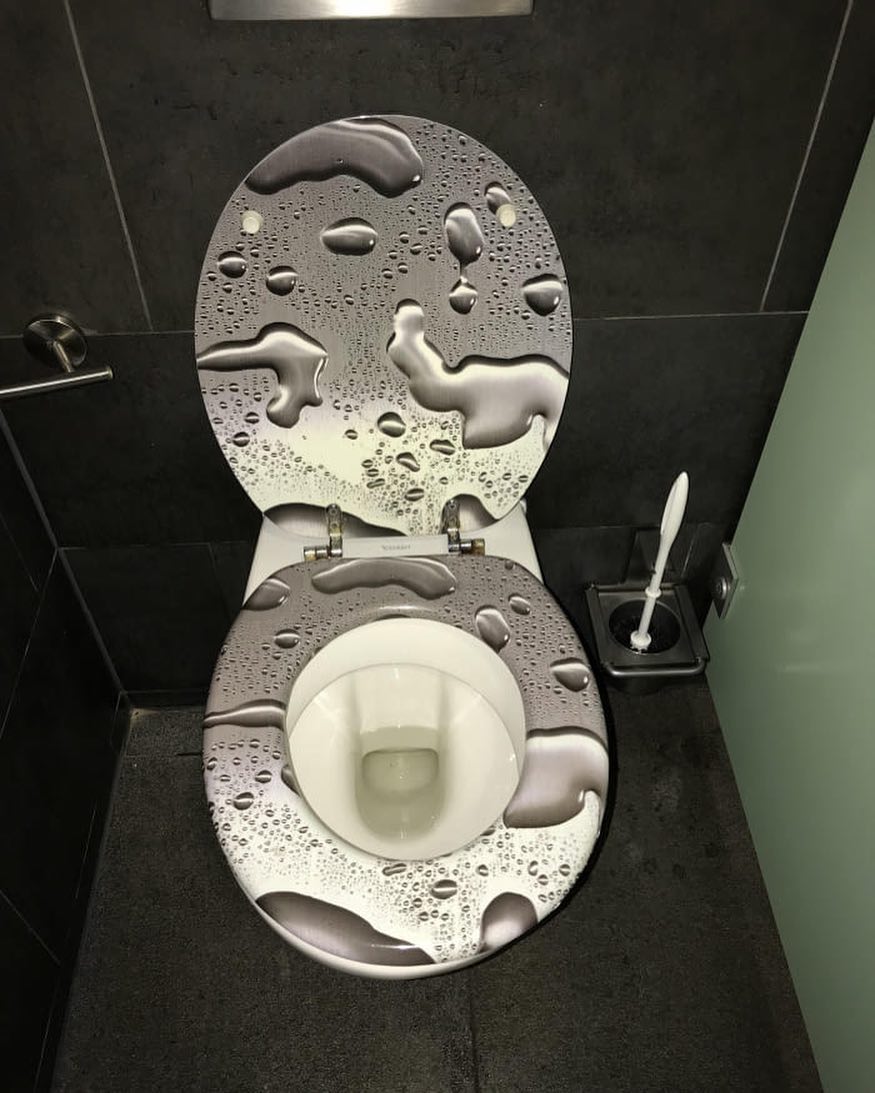 Water eternamente schizzato di urina