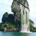 Waterfall Head Island Opera digitale di autore sconosciuto che raffigura un’isola situata nella baia di Phang Nga in Tailandia  Maggiori informazioni (e la vera isola) qui: https://www.hoax-slayer.net/waterfall-head-island-picture/