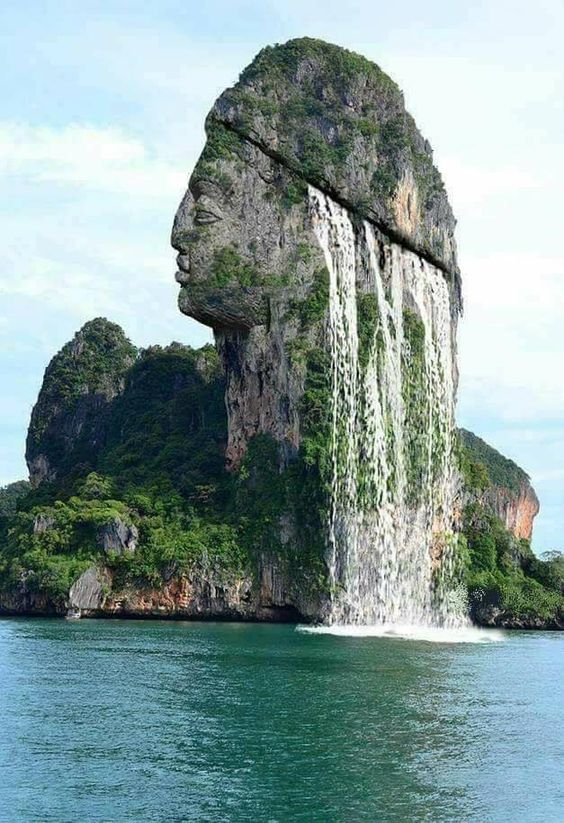 Waterfall Head Island Opera digitale di autore sconosciuto che raffigura un'isola situata nella baia di Phang Nga in Tailandia Maggiori informazioni (e la vera isola) qui: https://www.hoax-slayer.net/waterfall-head-island-picture/