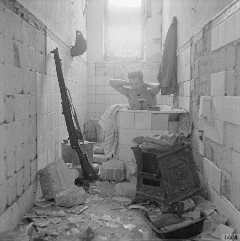 Un soldato approfitta dell'occasione per fare un bagno a Tobruk, il 17 febbraio 1942
