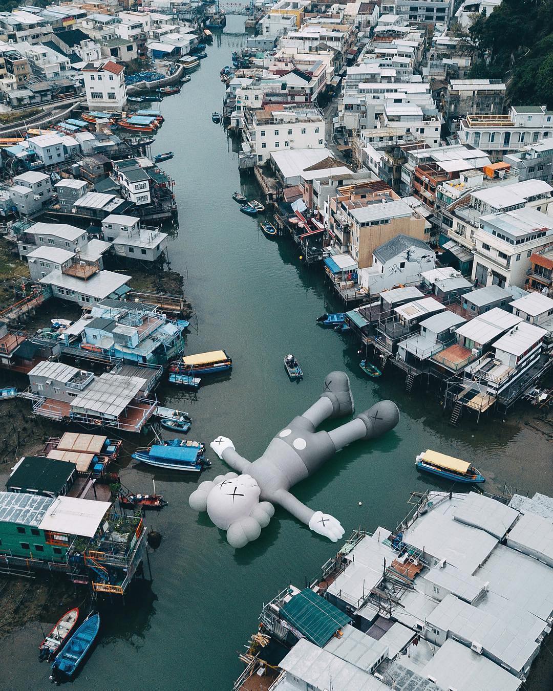 Inflatable test for KAWS: “Kaws Holiday” in Hong Kong