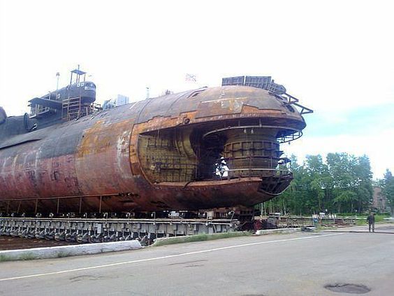 La prua del sottomarino russo K-84 Yekaterinburg (Delta IV SSBN) dopo l'incendio del 2011