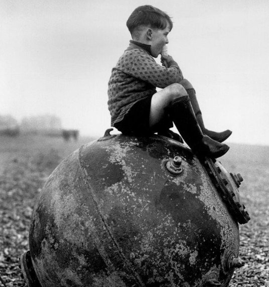 Ragazzo seduto su una mina, Kent, Inghilterra, 1945