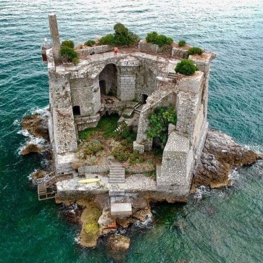 Torre Scola ex edificio militare in Liguria, Italia