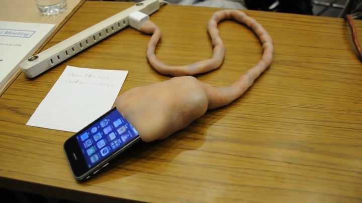 Mostro orrorifico travestito da caricabatterie del cellulare