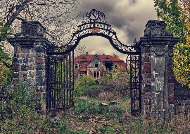 Overgrown Palace, Polonia