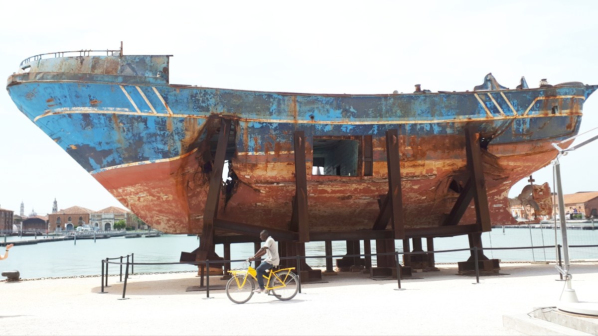 "Barca Nostra" by Christoph Büchel Pur condividendo in parte le perplessità dei critici su quest'opera, che può essere intesa come un ready-made estrapolato da un evento funesto che ha visto morire 700 #migranti nel Canale di Sicilia nel 2015, devo ammettere che possiede una potenza emozionale non indifferente. E non bella.