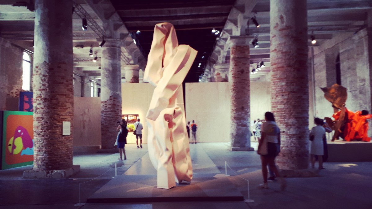 Installation View. Al centro scultura di Carol Bove