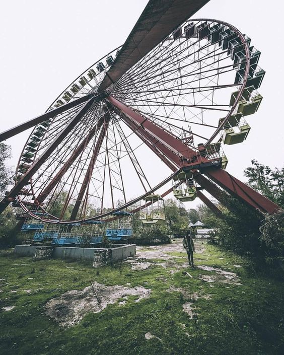 Parco giochi abbandonato