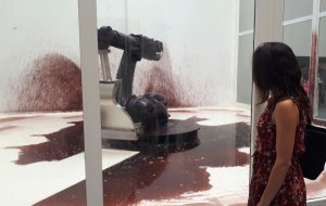 “Can’t help myself” (2016) by Sun Yuan e Peng Yu