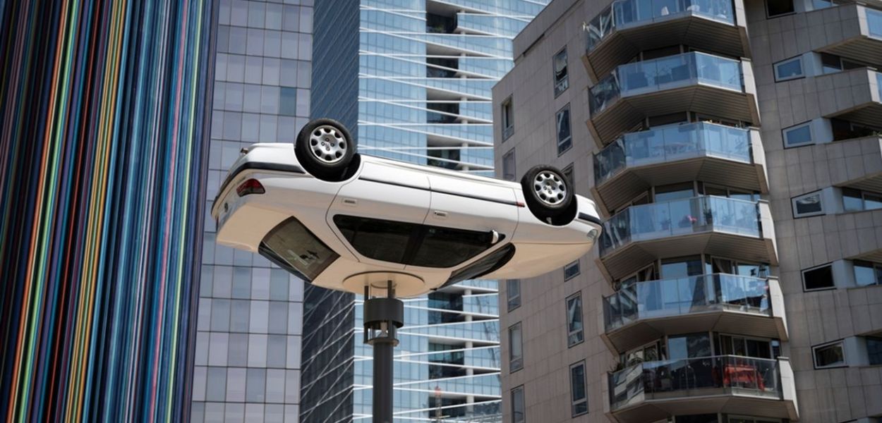 Benedetto Bufalino, La voiture sur le lampadaire, Les Extatiques, Paris, 2019. Photography by Carlos Ayesta