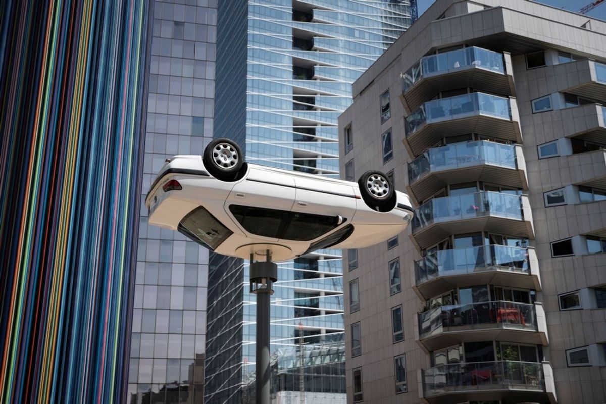 Benedetto Bufalino, La voiture sur le lampadaire, Les Extatiques, Paris, 2019. Photography by Carlos Ayesta