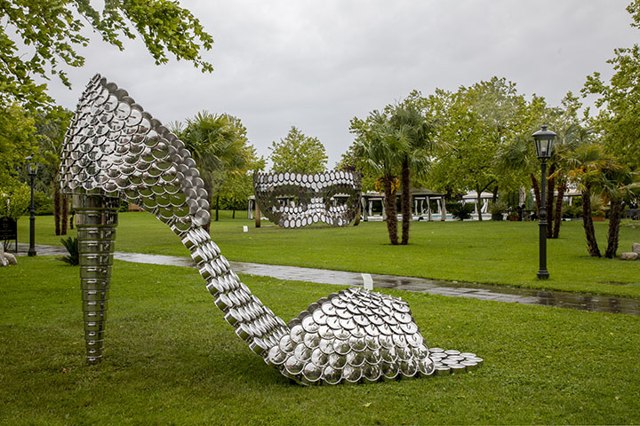 Joana Vasconcelos. Front: Betty Boop PA (2019). Back: I’ll be Your Mirror #1 (2019) in the garden of San Clemente Palace Kempinski, Venice