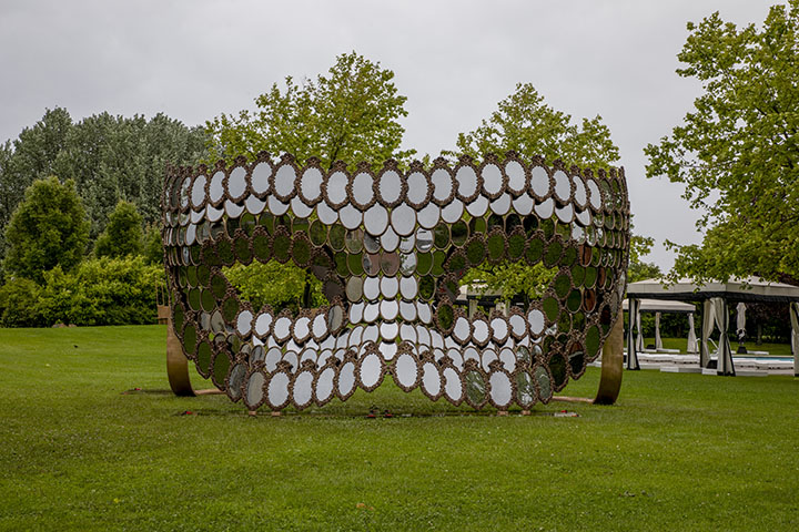 Joana Vasconcelos. I’ll be Your Mirror #1 (2019) in the garden of San Clemente Palace Kempinski, Venice