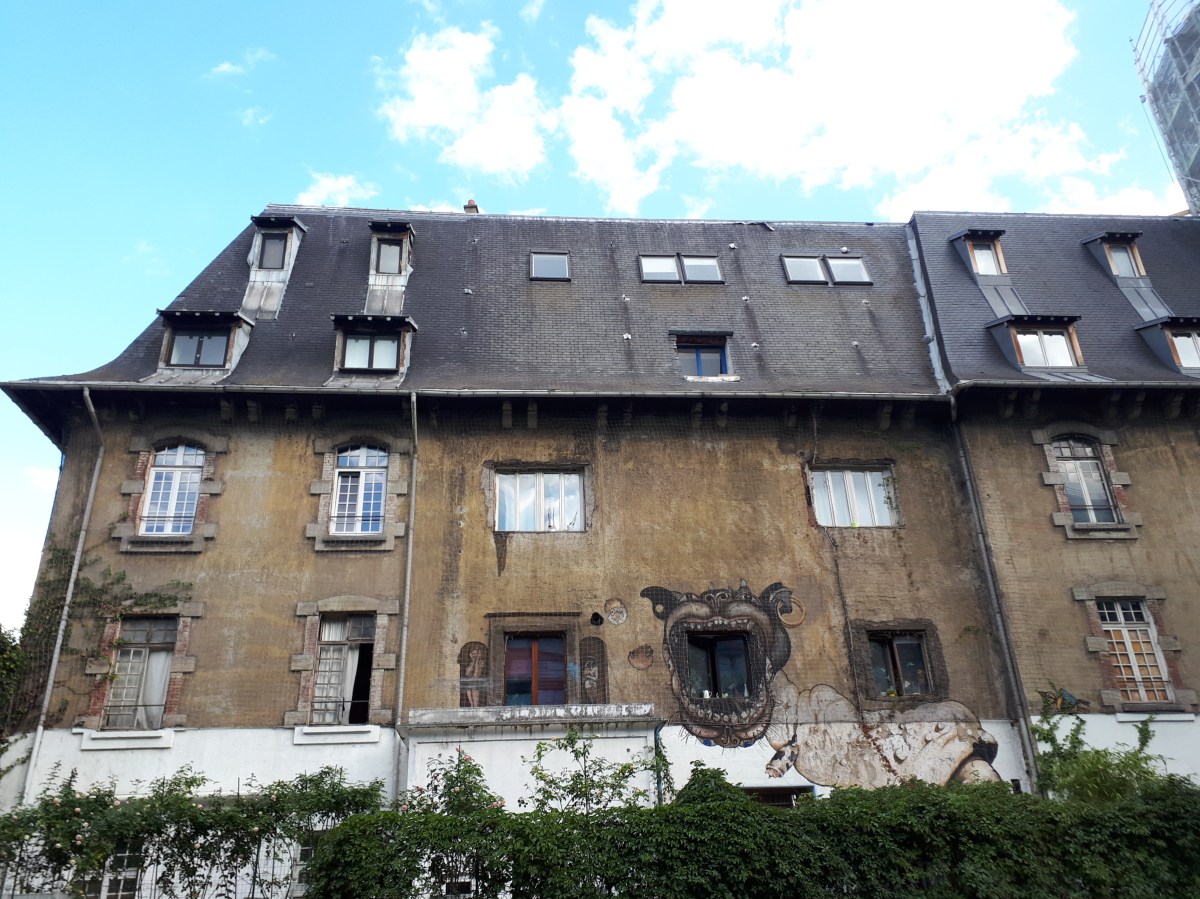 Abbiamo provato ad entrare a Les Frigos, gli antichi magazzini frigoriferi di Parigi che son stati trasformati, dalla fine degli anni '80, in studi di artisti. Solo che era tutto chiuso. Ho letto che solo a maggio aprono al pubblico per delle giornate a porte aperte. Peccato!!!