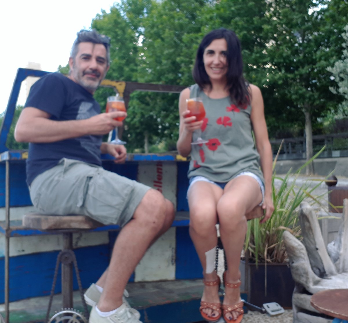 Dopo una giornata di camminate e un Frank Gehry meno frizzante alla Cinematheque francaise, ci fermiamo sulla Senna per un aperitivo. Chi se ne fotte se lo spritz fa schifo, se non mi hanno dato patatine, se ho sonno arretrato, se son mezzo claudicante e se c'è un freddo boia... Da questo momento inizio la mia vera vacanza senza aggiornamenti day-by-day sul blog. Le condivisioni permarranno sui social, soprattutto Instagram, ma tutto a piacere, d'altronde anche i blogger hanno diritto a una vacanza!