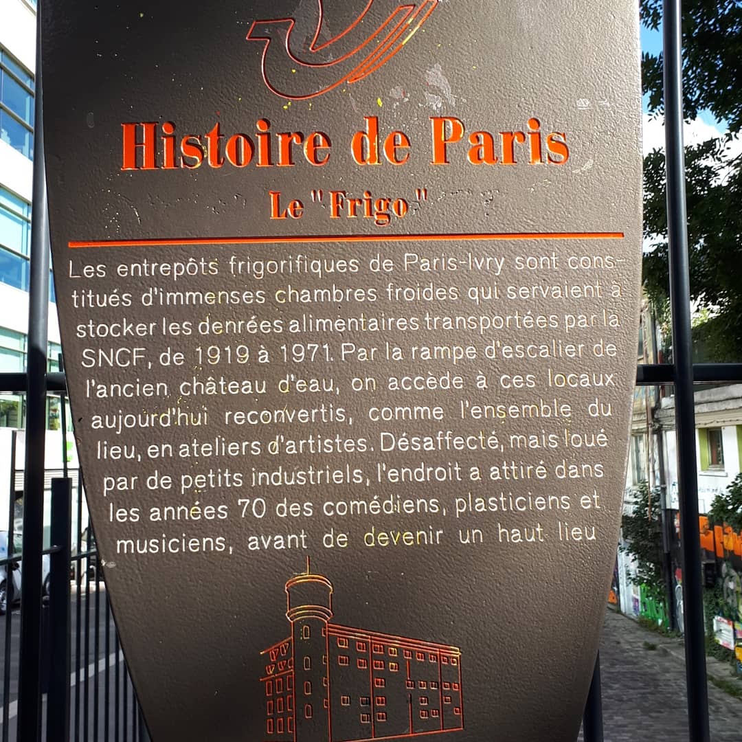 Abbiamo provato ad entrare a Les Frigos, gli antichi magazzini frigoriferi di Parigi che son stati trasformati, dalla fine degli anni '80, in studi di artisti. Solo che era tutto chiuso. Ho letto che solo a maggio aprono al pubblico per delle giornate a porte aperte. Peccato!!!