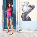 Streetart a Montmartre  Giustamente in una città storica come Parigi, gran parte delle opere di arte urbana non sono impattanti. Quest’opera che vedete, come tantissime beccate in questi giorni, non è una pittura murale ma un poster, per cui la sua sopravvivenza dipende fondamentalmente dagli agenti atmosferici, dall’invecchiamento e dall’assenza di vandali. Tradotto: la maggior parte delle opere è rovinata ma la scelta è comprensibile e condivisibile.