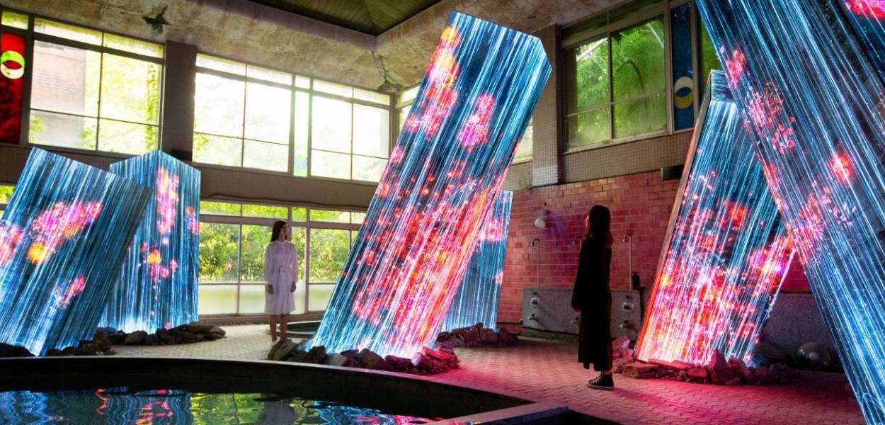 "Megaliths in the Bath House Ruins" by TeamLab @ Kyushu, Giappone