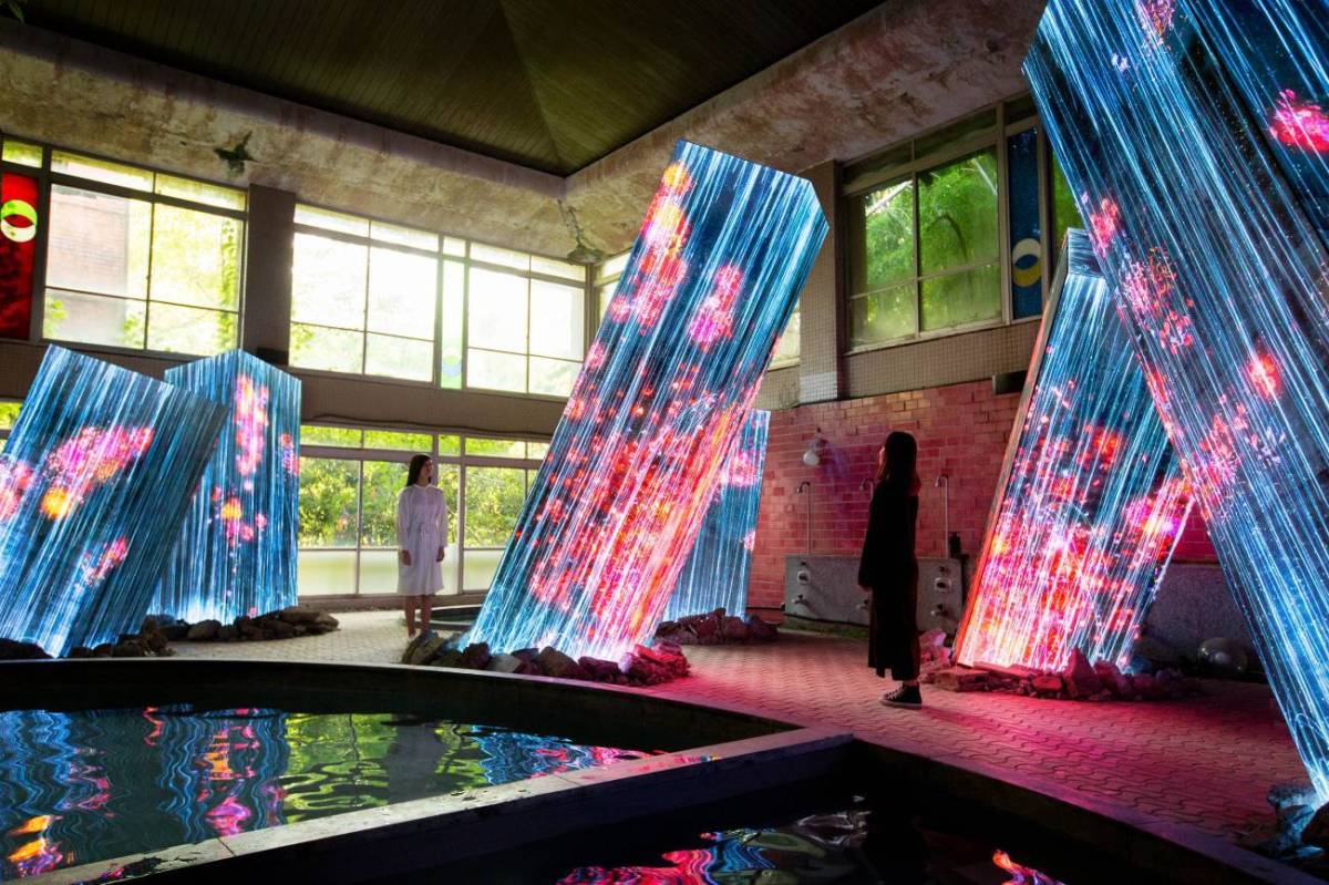 "Megaliths in the Bath House Ruins" by TeamLab @ Kyushu, Giappone