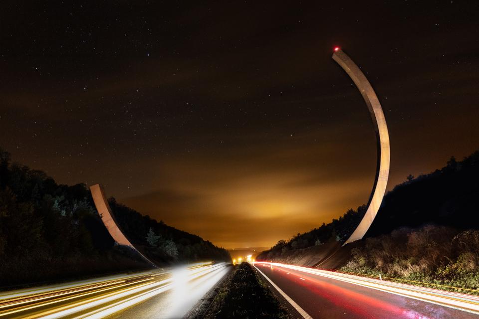 "Arc Majeur" by Bernar Venet @ Belgio - Photo META MORPHOSIS