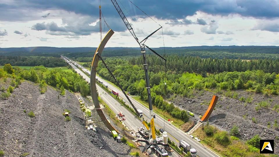 "Arc Majeur" by Bernar Venet @ Belgio - Photo META MORPHOSIS