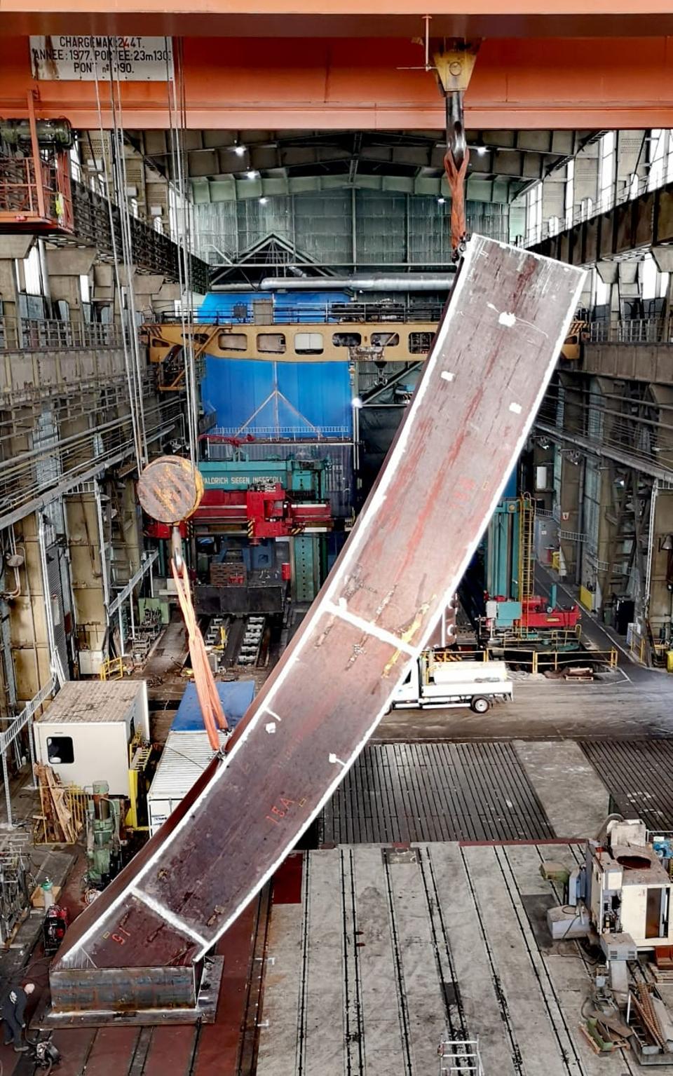 "Arc Majeur" by Bernar Venet @ Belgio - Photo META MORPHOSIS