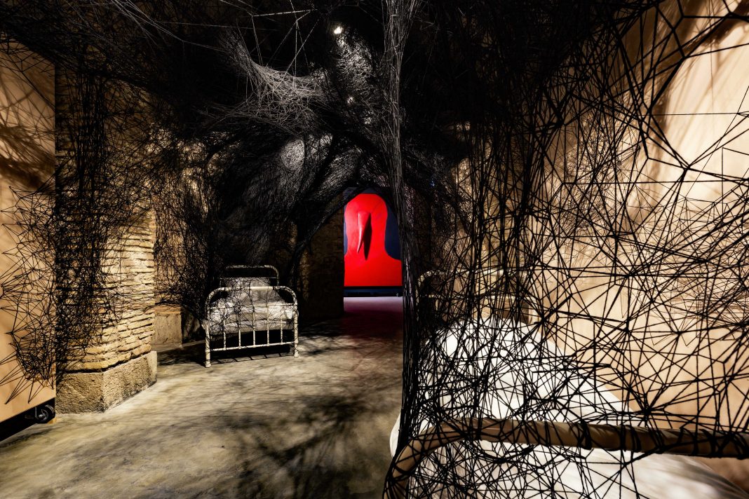 Chiharu Shiota, "Sleepilng is like Death" (2019) e Gino De Dominicis, “Untitled" (1985) Intallation view della mostra "The Dark Side – Chi ha paura del buio?" @ museo Musja, Roma Dal 9 ottobre 2019 al 1 marzo 2020