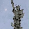 La Statua della Libertà fatta con le macerie dei bombardamenti di Aleppo, dall’artista siriano Tammam Azzam